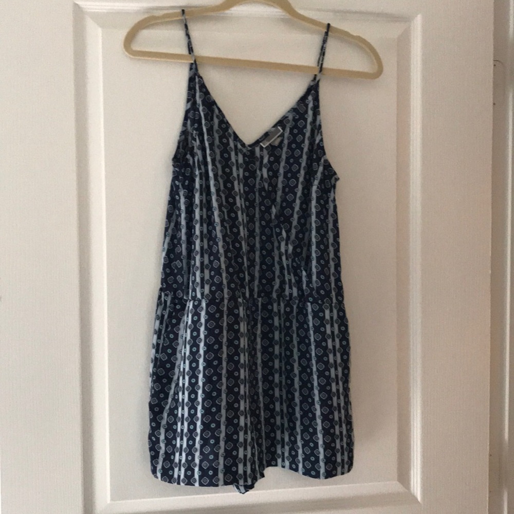 Blue patterned romper with pockets